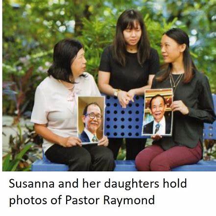 劉秀玉師母和二個女兒拿著許牧師照片，呼籲各界關注其失蹤案。（圖：OIP）